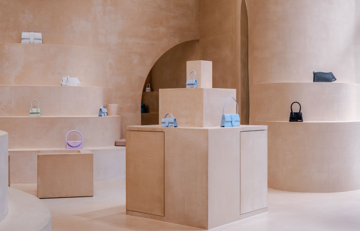 À l’intérieur du grand magasin Selfridges sont exposés les sacs Jacquemus.