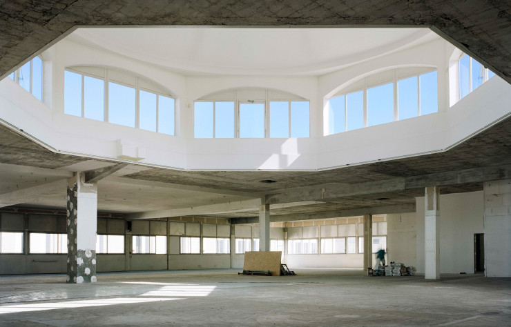 Conçue dans les années 20 par l’architecte Georges Roussi, l’ancienne usine et ses 22 000 m2 répartis sur douze bâtiments permet aux artistes de disposer de vastes ateliers et d’un bel espace d’exposition éclairé par une coupole.