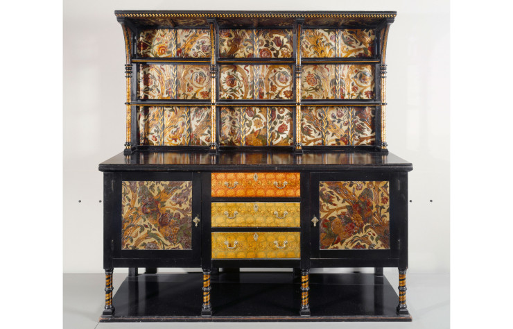 Buffet en acajou réalisé vers 1880 par l’architecte Philip Webb pour Morris & Co. Photo ©RMN-Grand Palais (Musée d’Orsay) / Gérard Blot.