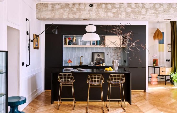 Dans la cuisine, devant l’îlot central en Silestone Eternal (Cosentino), tabourets de bar Wire (HKliving). À gauche, tabouret Bishopd’India Mahdavi. Suspension Formakami JH5 de Jaime Hayón (& Tradition).