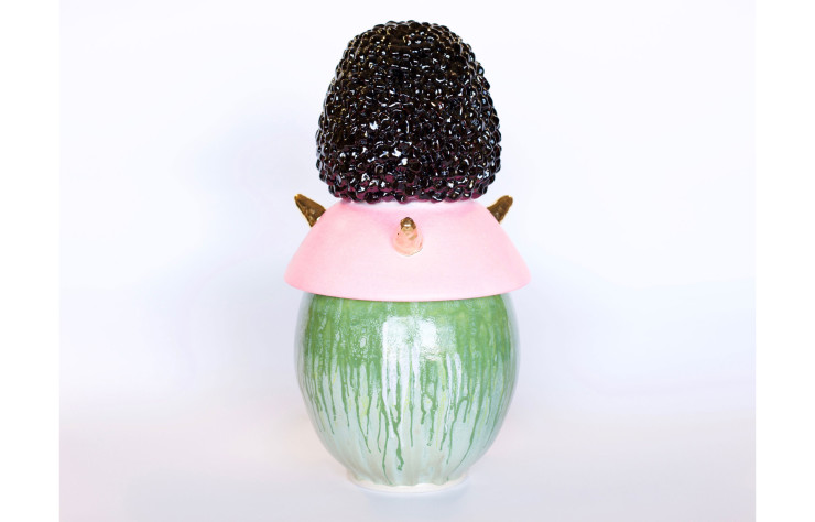 Large Bubble Tea Doll > Céramique émaillée et peinte. Mélange de grès noirs et blancs (USA, Japon, Bénin). Emaux verts et noirs. Peinture acrylique blanche et rose fluo. 