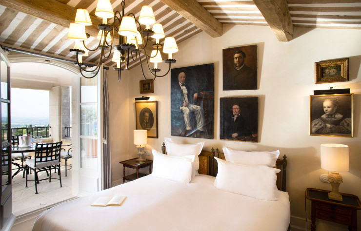 Un grand soin a été apporté à la décoration des 40 chambres et suites, qui sont habillées de boiseries raffinées, de meubles anciens, d’objets d’art chinés et de tableaux.