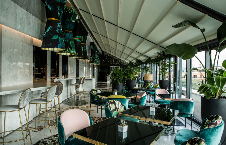 Au 7e étage, le restaurant Settimo offre un panorama exceptionnel sur les jardins et la ville. Le chef, Giuseppe D’Alessio, apporte une touche contemporaine aux incontournables de la cuisine traditionnelle italienne.