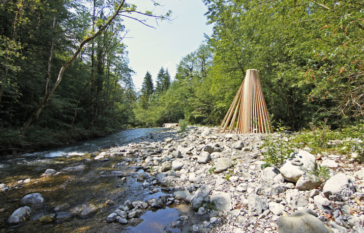 Palafitta (pilotis, en italien), une cabane d’observation posée au bord de la rivière de la Chaise, à Saint-Ferréol (74).