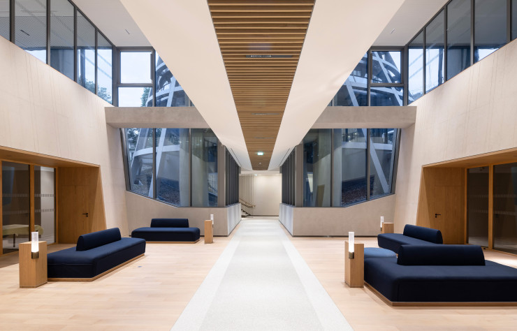 Le bâtiment tronconique du centre d’affaires Biome, un exosquelette de béton sur huit niveaux, représente l’un des éléments inédits de ce projet architectural en plein XVe arrondissement parisien.