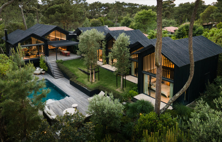 À la pointe du cap Ferret, la Wabi-Sabi House s’inspire des villages ostréicoles et épouse la topographie. Construite avec des matériaux biosourcés, la maison s’habille en façade et en toiture de bois brûlé, intègre des plaques d’argile et de la terre cuite pour l’inertie. L’agence 317C Architecte(s), à l’origine de la réalisation, a remporté le trophée de la Construction 2022, catégorie Construction de logement individuel, et la deuxième place de la catégorie Habiter une maison du prix régional de la Construction bois Nouvelle-Aquitaine 2022.