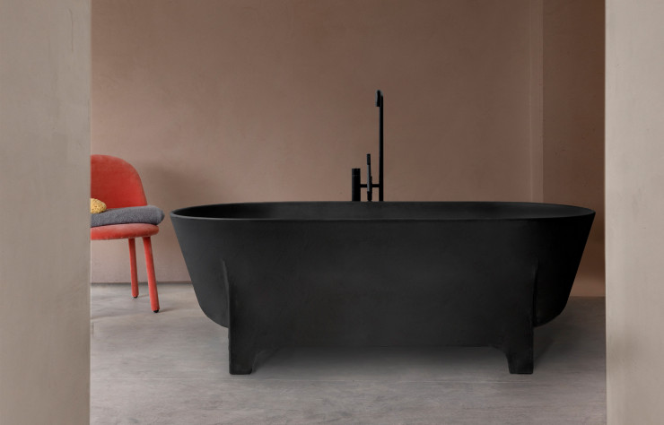 La baignoire sur pieds Thorgan, autre nouveauté, donne une touche industrielle à la salle de bains.