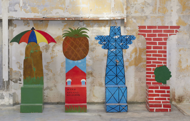 Lapo BINAZZI pour le Groupe U.F.O. Siège totem « Umbrella » – 1972 ; Siège totem « Ananas » – 1972 ; Siège totem « Pilone » – 1972 ; Siège totem « Mattoni »- 1972. Structure en bois peint – Pièce unique. Signé et daté de la main de l’artiste. Estimation 4000 – 6000 € pièce