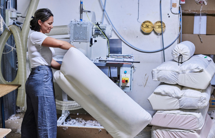 Les cales qui remplissent dossiers et assises sont composées d’un mélange de plumes, de petits morceaux de mousse et de fibres. Un polochon est fourni avec le canapé pour que le client puisse modifier le confort s’il le souhaite.