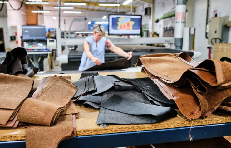 Le site fonctionne comme un atelier traditionnel, où chaque intervention nécessite la main de l’homme. Ici, la mise en blanc.