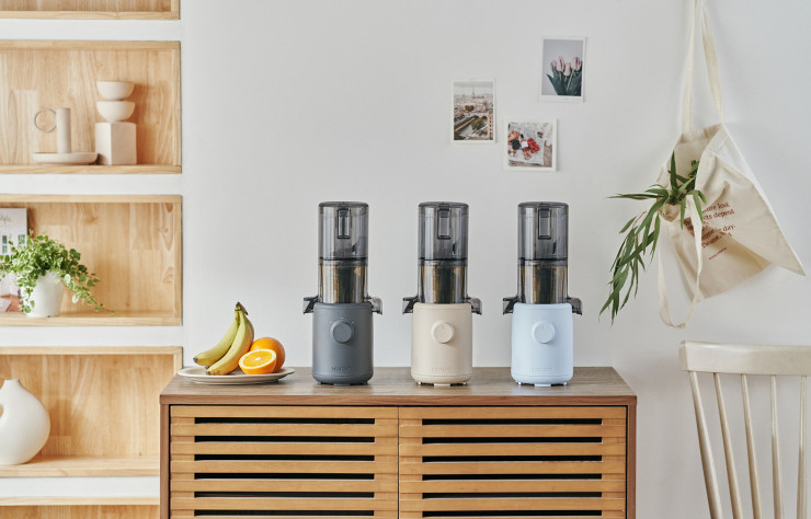 Depuis 1974, Hurom s’attelle à améliorer l’expérience de l’extraction de jus grâce à une technologie innovante. Sa technique de pressage lent donne aux utilisateurs les moyens d’intégrer efficacement des aliments complets et nutritifs dans leur alimentation.