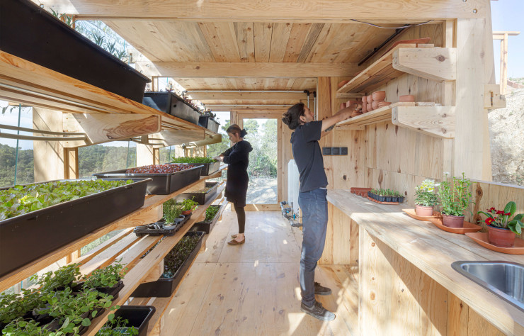 Au rez-de-chaussée se trouve la zone de germination tandis que celle dévolue aux cultures est située à l’étage.