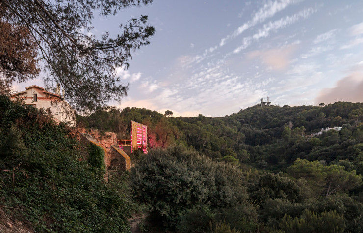 La serre est conçue selon le principe du « zéro kilomètre » en faisant appel au bois disponible au plus près du site et transformé dans la région de Valldaura, limitant ainsi le recours à une chaîne d’approvisionnement et de transport à l’empreinte carbone particulièrement délétère. L’architecture s’intègre parfaitement dans le paysage avec lequel il fait corps.