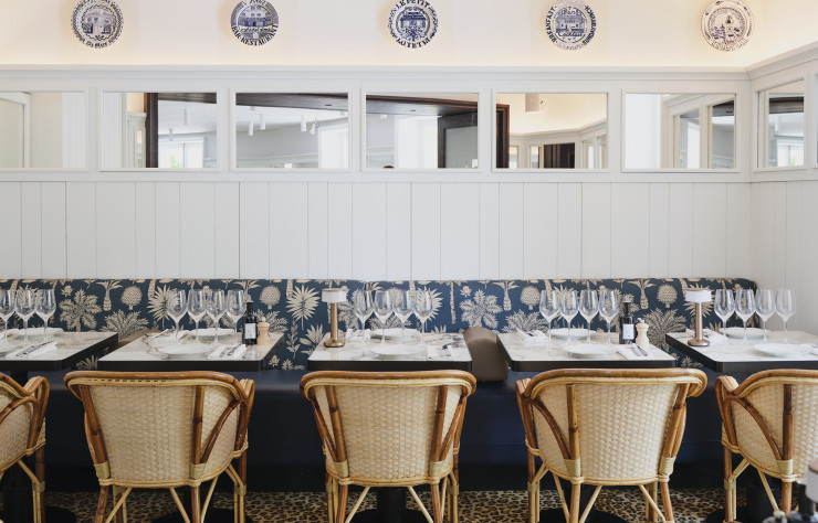 Autour de la banquette tropicale, à l’étage du Café de l’Alma, le décor évoque une brasserie chic d’un bord de mer de la côte Est américaine.