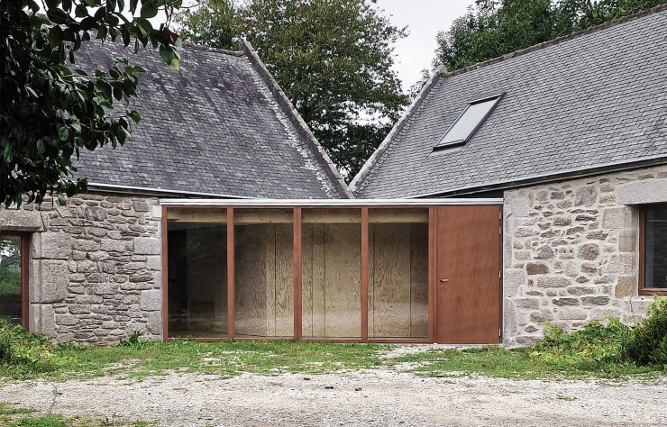 Pour réaliser l’extension d’un corps de ferme, primée par les AJAP en 2018, ou rénover les locaux qui abritent son agence, l’architecte a choisi des matériaux sobres : granit, béton et chêne.