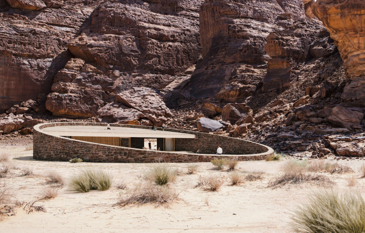 En Arabie saoudite, à Al-Ula, ce lodge à la géométrie minimaliste a été réalisé à partir de la pierre présente sur le site, d’où une intégration parfaite dans l’environnement.