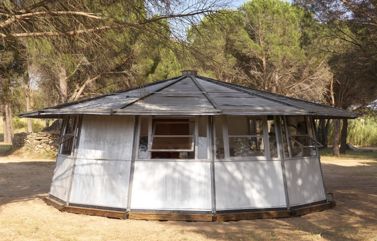 Surmontée d’un toit conique en aluminium, la structure a été dessinée en 1958 pour loger des militaires français en mission au Maghreb.
