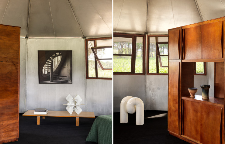 Au mur, photo de Jean Ribière prise dans l’église Notre-Dame de Royan. Table basse Les Carrats, de Georges Candilis et Anja Blomstedt. Dessus, lampe en plastique blanc de Bruno Munari. Le meuble passe-plat est une pièce unique créée pour le pavillon Marabout. Sculpture en plastique par Les Simonnet.