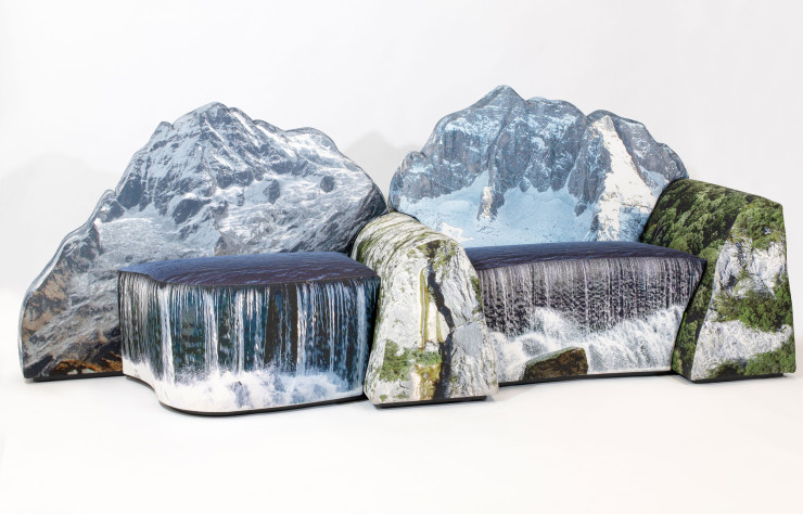 Gaetano PESCE Né en 1939. Canapé mod. « Montanara » – 2009. Structure en bois, mousse polyuréthane tapissée de tissu en coton représentant un paysage de montagnes et cascades. Édition Meritalia 110 × 283,5 × 95 cm. A wood, polyurethane foam and coton fabric mod.  » Montanara » sofa by Gaetano Pesce – 2009. 43.30 × 111.2 × 37.40 in. Estimation 20 000 – 30 000 €