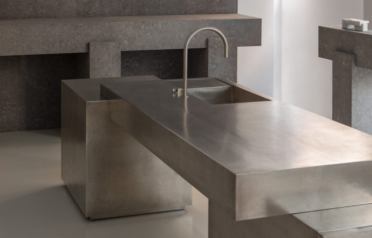 Première cuisine contemporaine réalisée en étain, « Signature » est composée de trois blocs qui « offrent diverses perspectives selon l’angle de vue », indique l’architecte.