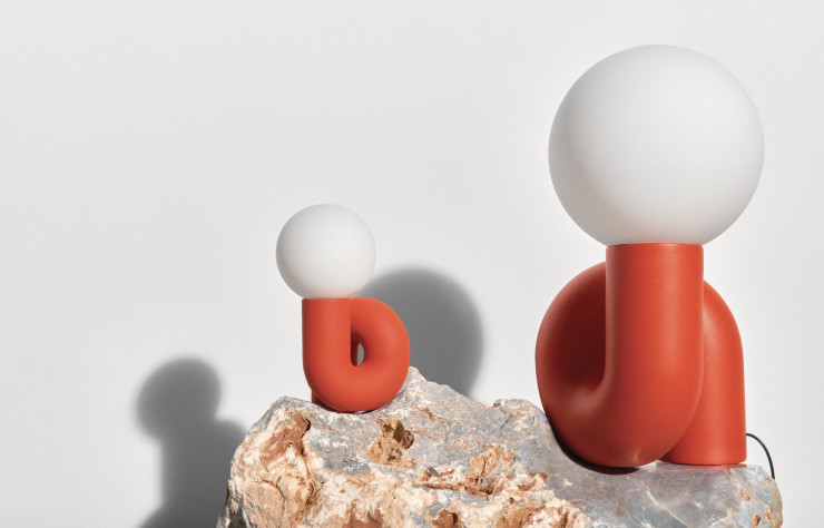 Avec ses rondeurs parfaites, la lampe à poser Neonetic, quel que soit son format, est « imprégnée de proportions enfantines ».