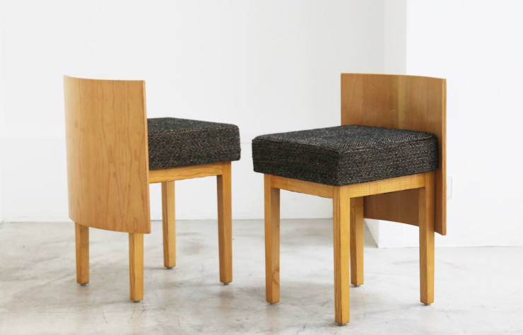 Paire de chaises en frêne et tissu de Nestor Perkal (1996) pour la Maison européenne de la photographie.