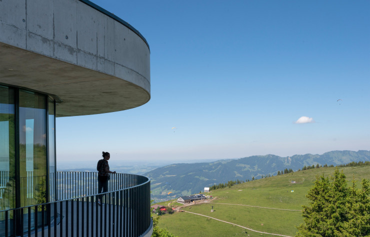 Vue depuis l’arrivée du Seilbahn Bezau, une télécabine qui mène au sommet du Sonderdach, ouvrant sur un panorama spectaculaire. Pour les plus curieux, un sentier conduit à la Theodul Chapel (le toit brillant, au fond), un petit bijou.