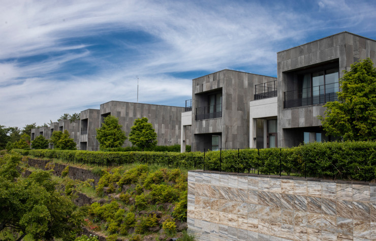 Condominiums strictset sombres signés dA Group, énorme société d’architectureet d’urbanisme séoulite.