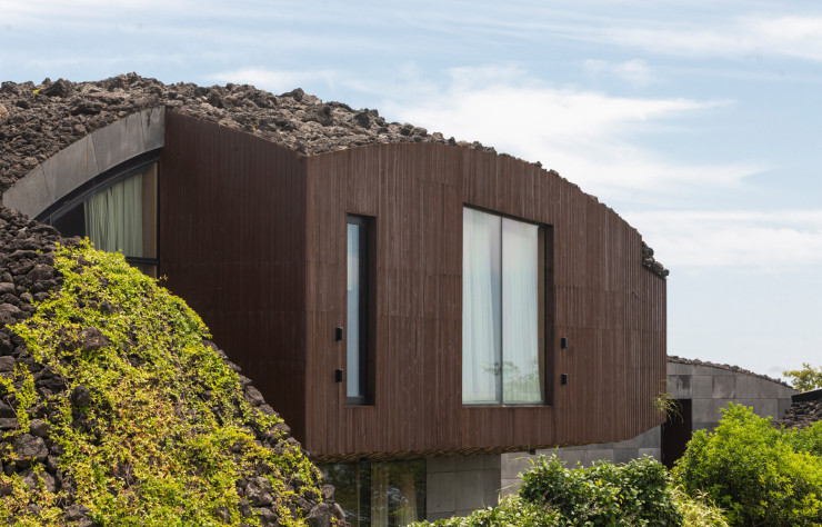 Monticules de lave, de bois et de béton par Kengo Kuma.