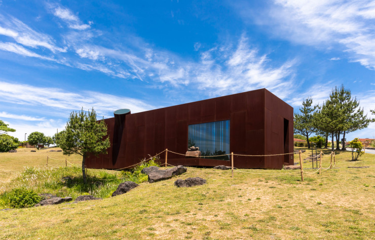 Voici un drôle de parallélépipède d’acier Corten qui surgit sur la lande et devant lequel, comme une offrande, on a posé de gros cailloux sculptés : les pavillons du Water Wind Stone Museum – moins qu’un musée, un édifice de contemplation –, conçus par Itami Jun, célèbrent la nature très minérale.