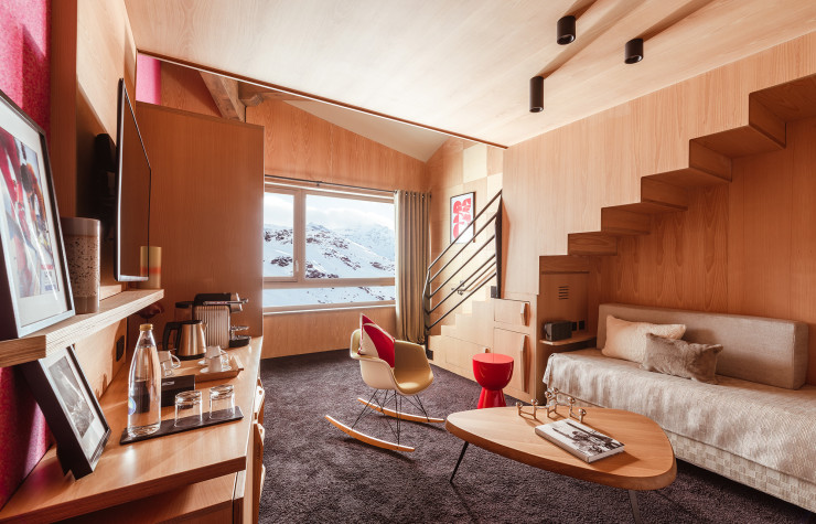 Les chambres aussi mettent en scène des pièces iconiques de design. Ici, le fauteuil à bascule RAR du couple Eames.