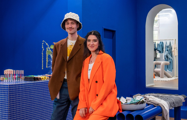 Le concept-store Via Store voit la vie en couleurs, du bleu à l’orange.