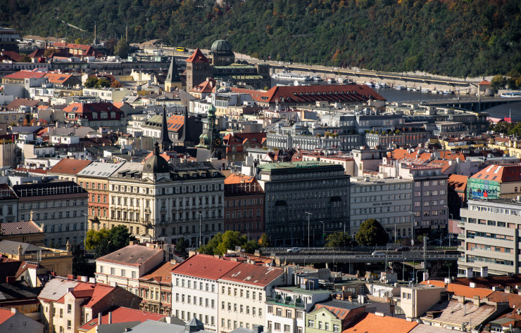 La ville aux cent clochers se laisse habituellement admirer depuis la tour de l’ancien hôtel de ville. On connaît moins le point de vue depuis le toit du Mémorial national de Vítkov, d’où le regard court de l’autre côté de la Vltava.