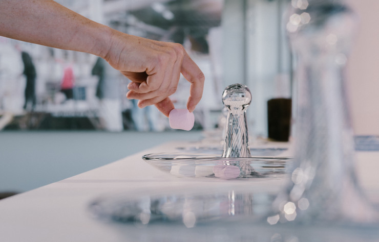 Assiettes de présentation en verre soufflé dessinées par Inga Sempé pour IIttala