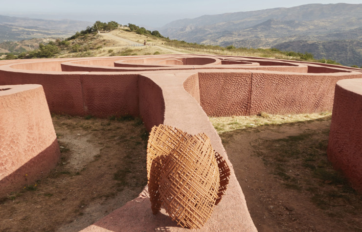 La sculpturale lampe Tea (2022, Kartell).