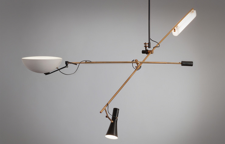 Cette suspension articulée de Jean-Pierre Vincent, pièce unique créée dans la années 50, porte l’empreinte des premières amours du designer : la serrurerie d’art.