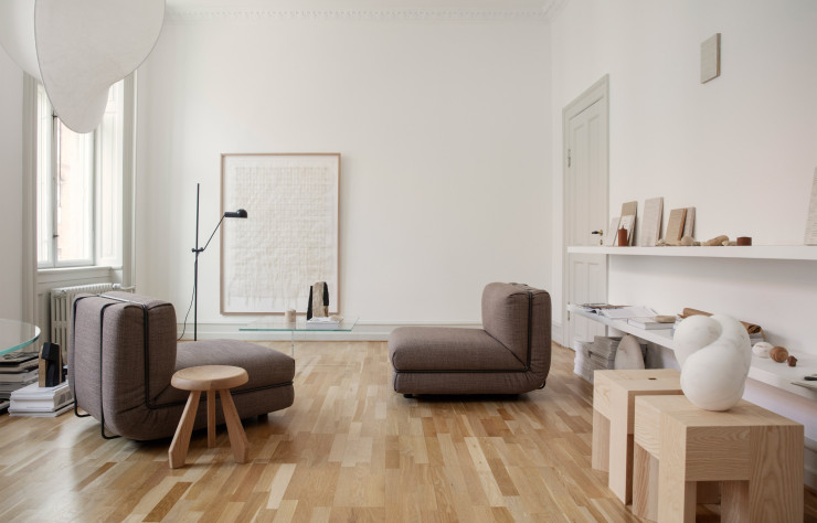 La première version, recouverte d’un tissu de jean Levi’s avec poche arrière (à l’arrière du dossier) pour y glisser un magazine (les smartphones n’existant pas encore…) et surpiqûres orange assorties à la structure tubulaire carotte, a laissé sa place à un modèle plus sobre, élégant et contemporain.