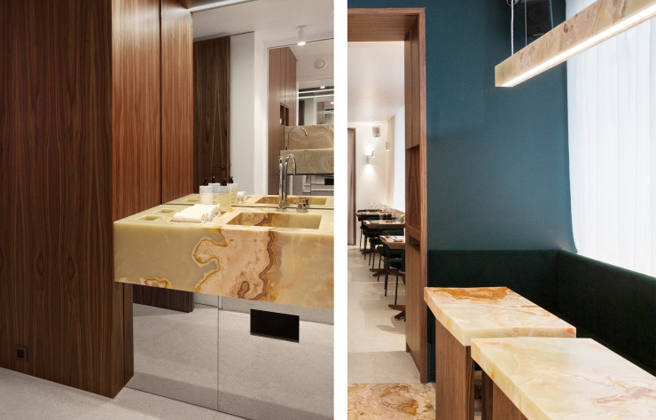 On retrouve l’onyx acidulé sur plusieurs surfaces, notamment dans les toilettes et jusqu’aux luminaires de la table du chef.