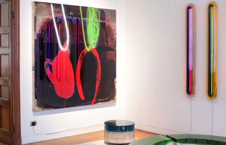 La Galerie Philia à la Casa Bianca. Peinture (résine sur toile) d’Aurel K. Basedow. Appliques Joy, table basse et banc de la collection « Cala », signée Draga & Aurel.