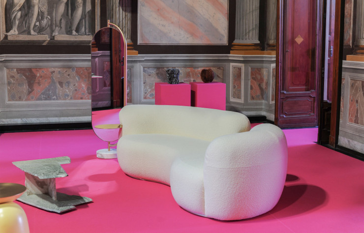 Au sein de l’exposition « In Search of Lost Time », inspirée de Proust, le sofa Tateyama et le miroir Giove (Secolo), et la table basse SST004, signée Stone Stackers.