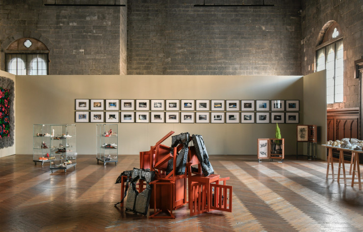 L’exposition « Erranti », au Palazzo del Broletto, « curatée » par Francesca Alfano Miglietti. Au premier plan, Angolo di Rotta #2 de Daniela Novello.