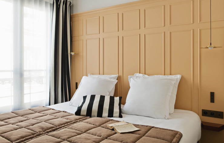 Dans les chambres (50 clés, dont deux suites), l’intemporelle rayure noir et blanc répond aux moulures, au fauteuil Belleville (Vitra), des Bouroullec, et à une console en marbre grenat. Pour le supplément d’âme, demandez la 311. Une vue atypique et rare à Paris.