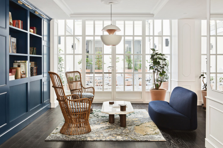 Dans le lobby, les fauteuils en rotin, le tapis de Sibylle de Tavernost, la suspension DCW Éditions ou la table basse en marbre de Jérémy Chaillou concourent à l’atmosphère décontractée d’un véritable hôtel de charme.
