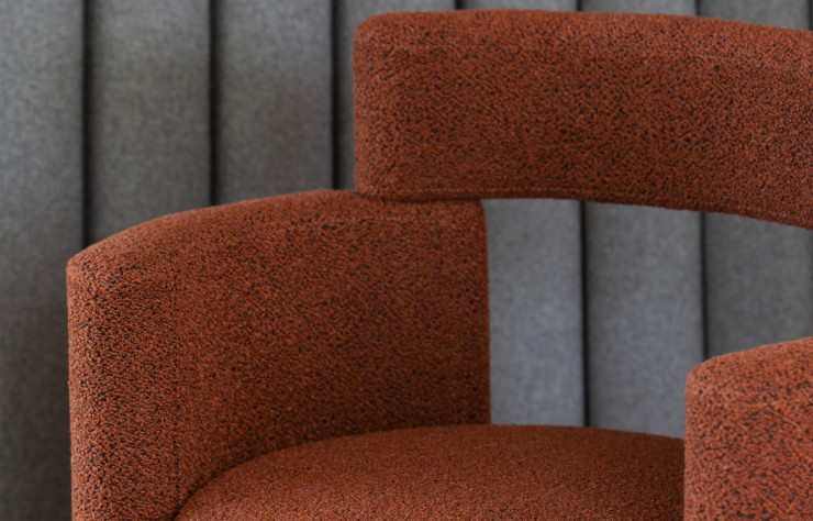 Le fauteuil Up semble pouvoir se glisser dans un cylindre. Farceur, il cache un pouf sous son assise pour une conversation à deux ou pour reposer ses jambes en solitaire.