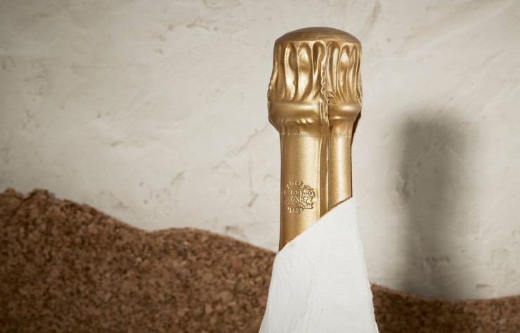 Comme une seconde peau, l’étui Crayères du Dom Ruinart cuvée 2010, pensé par l’agence de création Maison Sagan, possède une fonction protectrice.