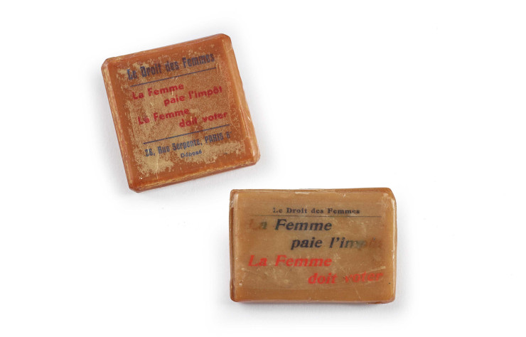 Tous les objets sont bons pour délivrer un message politique. Ici, des savonnettes recouvertes de slogans scandant la volonté des femmes d’accéder au vote pendant la période des suffragettes (1871-1914)