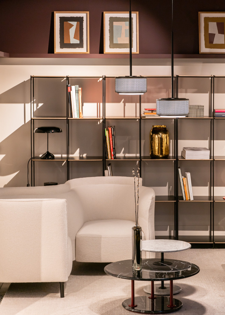 Pensé comme un véritable intérieur associant tableaux et pièces de décoration aux collections de mobilier Ligne Roset, ce concept de showroom remplit à la fois un rôle d’inspiration et celui d’espace de vente pour les architectes d’intérieur et les clients les plus exigeants de l’enseigne.