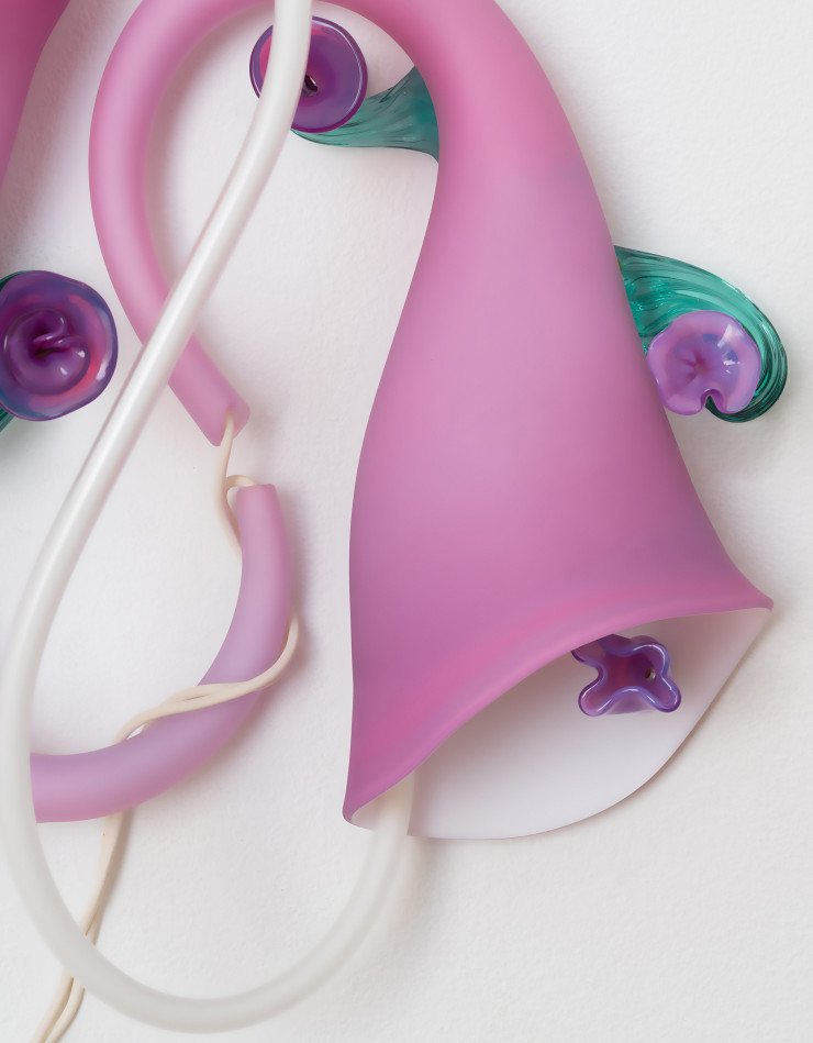 Détail d’une lampe en verre soufflé de Pamela Sabroso