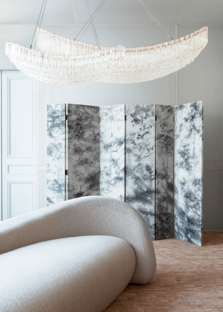 Dialogue constructif entre le canapé Moon (Domeau & Pérès), le paravent Bruissement (De Gournay) et le lustre TOH (Veronese).