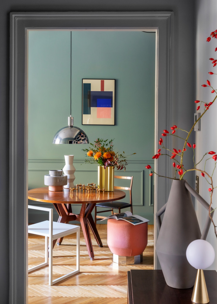 Au premier plan, lampe Bilia Mini, design Gio Ponti (1932, Fontana Arte), et vase Kora, design Studiopepe (Atipico). Autourde la table vintage d’Ico Parisi (MiM), chaise vintage Superleggera, de Gio Ponti (Cassina), et chaise blanche Fronzoni 64 d’AG Fronzoni (Cappellini). Bougeoirs dorés de Werner Stoff (Stoff Nagel). Pouf Decofutura, design Diesel Designers (Moroso). Suspension AM4Z, design Franco Albini (Nemo).